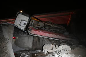 Edirne'de yolcu treni beton pompasına çarptı