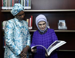 emine erdoğan, senegal birinci leydisi ile kütüphaneyi ziyaret etti