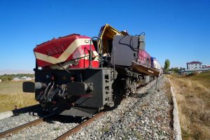 yolcu treni beton pompasına çarptı: bir ölü, iki yaralı