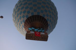 sıcak hava balonları Türk bayraklarıyla gökyüzünde süzüldü