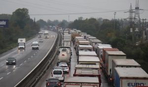 yolcu otobüsü tır'a çarptı, trafik kilitlendi