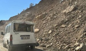 Hakkari'de minibüsün üzerine kaya parçaları düştü