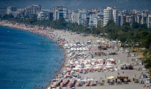 Antalya'da güneşli havayı değerlendirenler denize girdi