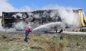 Amasya'da TIR'ın lastikleri alev aldı