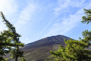 Japonya'da Fuji Dağı'nda kar yok, turistler üzgün