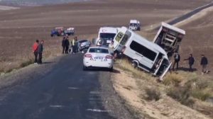 öğretmen servisi kamyonetin altında kaldı, 17 yaralı