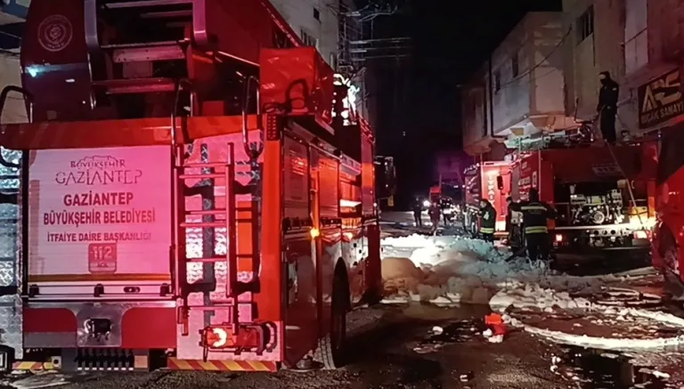 Gaziantep'te ayakkabı imalathanesinde yangın çıktı