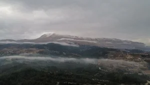 Kaş'ın yüksek kesimlerine mevsimin ilk karı yağdı