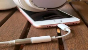 Apple, Lightning kulaklık adaptörünü piyasadan çekiyor