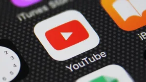 YouTube, mobilde videolar arasında kaydırarak geçişi test ediyor