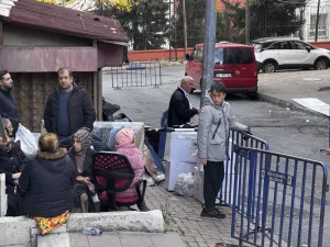 Kolonları çatlayan bina tahliye edildi