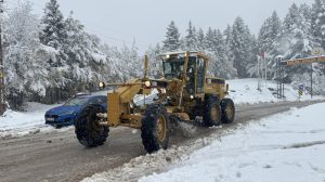 Artvin'de kar yolları kapattı