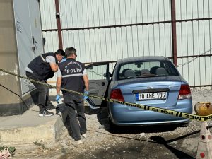 Antalya'da park halindeki otomobilde ölü bulundu