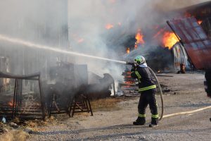 Denizli'de metal işleme tesisinde yangın kontrol altına alındı