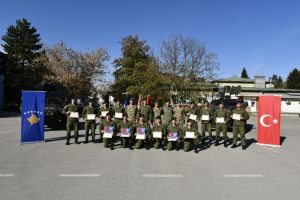 Türk askeri Kosovalı askerlere eğitim veriyor