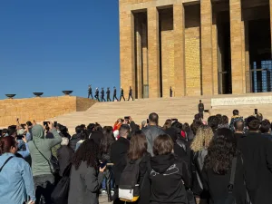 Anıtkabir'de ziyaretçi yoğunluğu yaşanıyor