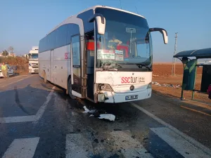 Mardin'de tur otobüsü ile minibüs çarpıştı, 5 yaralı