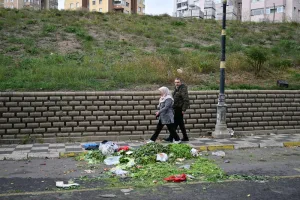 Maltepe'de çöpler sokakları kapladı, halk tepki gösterdi