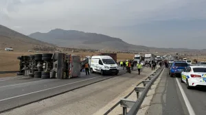 Süt tankeri ve kamyon çarpıştı, 2 kişi öldü