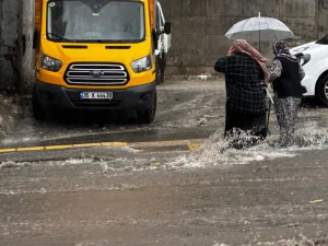 İzmir'de yağmur nedeniyle iş yerleri su altında kaldı