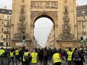 sarı yelekliler paris'te 6. yıl dönümünde sokağa indi