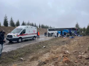 Eskişehir'de yolcu otobüsü devrildi, 1 ölü 30 yaralı