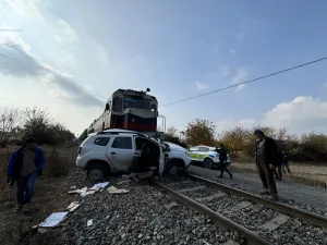 Yük treni otomobile çarptı, 2 kişi yaralandı