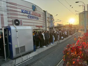 İstanbul'da toplu ulaşımda trafik yoğunluğu artıyor