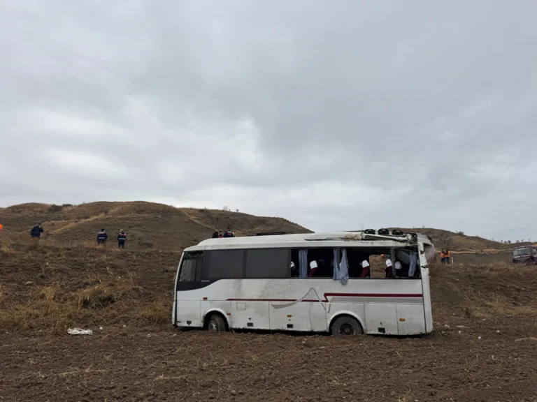 Midibüs devrildi, 29 kişi yaralandı