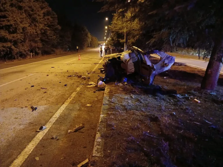 Balıkesir'de otomobil refüje çarptı, sürücü hayatını kaybetti