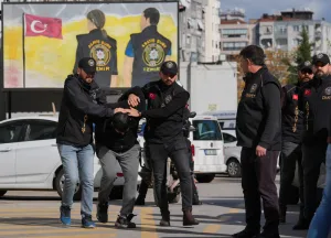 İzmir'de polis ekiplerine silahlı saldırıda 6 şüpheli adliyeye sevk edildi