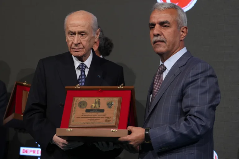 Bahçeli, deprem bölgesindeki öğretmenlere plaket verdi