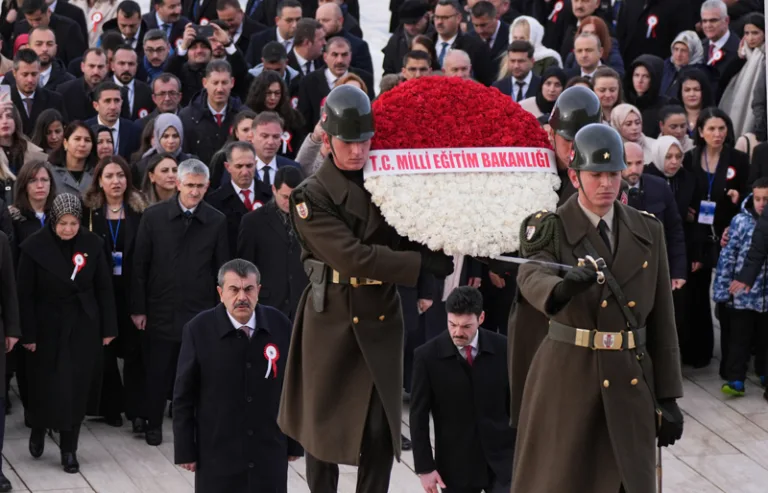 Bakan Tekin, öğretmenlerle Anıtkabir'i ziyaret etti