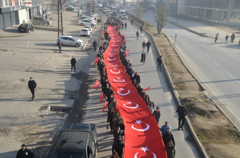 öğretmenler şehit meslektaşları için yürüdü