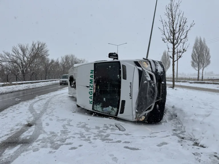 Erzurum'da devrilen minibüste 8 kişi yaralandı