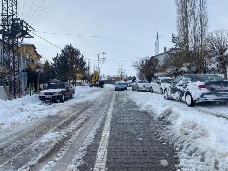 Sivas'ta 645 köy yolu kar nedeniyle kapandı