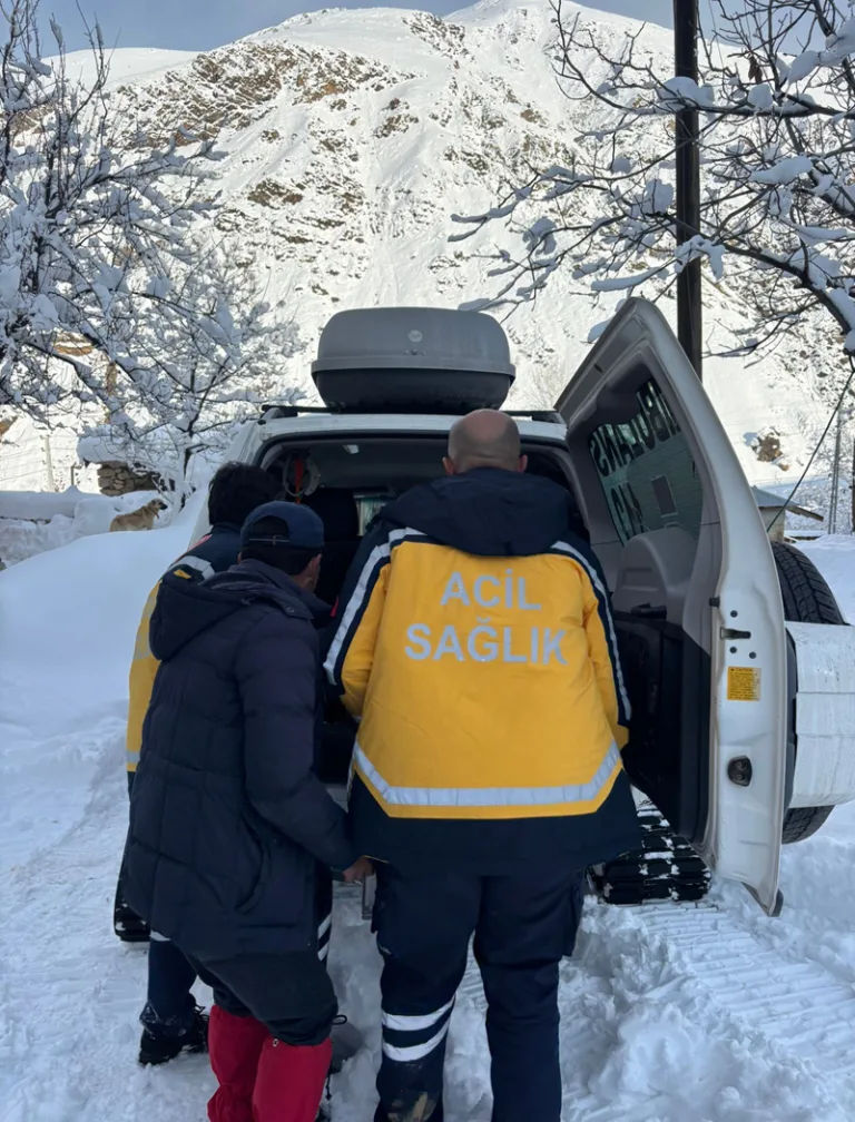 kar nedeniyle kapanan yolda hasta paletli ambulansla taşındı