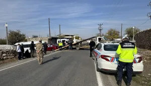 Diyarbakır'da minibüs ile otomobil çarpıştı, 13 yaralı