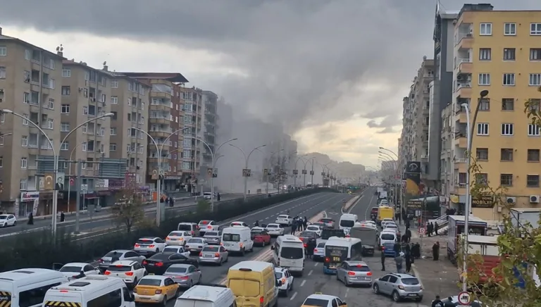 Diyarbakır'da yıkım sırasında bina çöktü