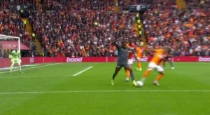 Hakem kararları tartışma yarattı, Galatasaray kazandı