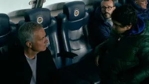 Mourinho, 13 yaşındaki taraftara yedek kulübesinde yer verdi