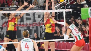 Göztepe, Karşıyaka'yı voleybol derbisinde yenerek zirveye oynadı