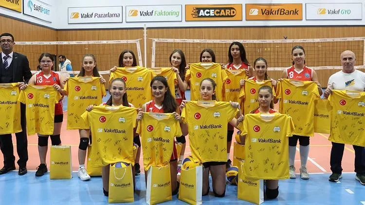 VakıfBank, 60 kız öğrenciyi ağırladı