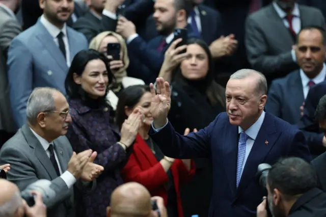 Erdoğan, Bahçeli'nin çağrısını destekledi ve DEM Parti'yi eleştirdi