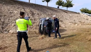 Şanlıurfa'da otomobil şarampole devrildi, 3 kişi yaralandı