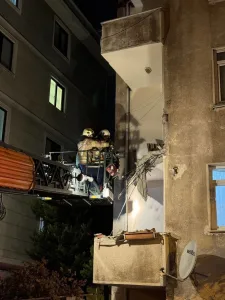 Kartal'da balkon çöktü, alt kattakilere zarar verdi