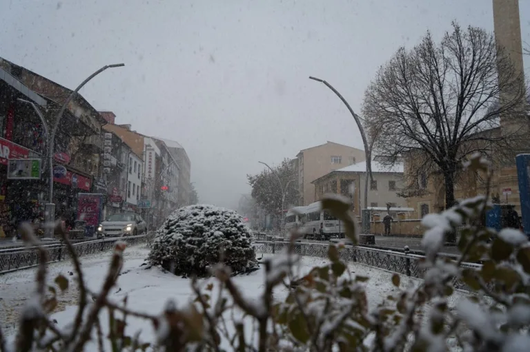 Hava sıcaklığı 10 derece düştü, kar ve tipi etkili oldu