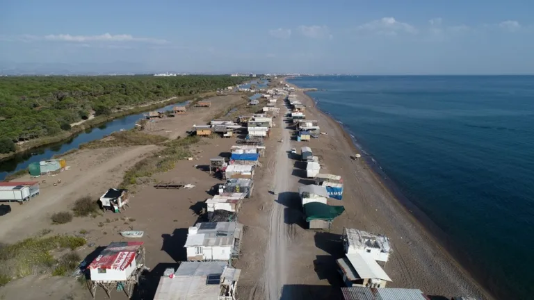 çardaklar yıkıldı, sahipleri ateşe verdi