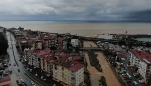 Rize'de yoğun yağış denizin rengini değiştirdi