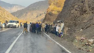 Kaygan yolda minibüs takla attı, 4 kişi yaralandı